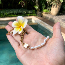 Загрузить изображение в средство просмотра галереи, Trendy Half Pearl, Half Chain Necklace for Women - Stylish Two-Tone Pearl and Chain Design - Elegant Statement Jewelry for Any Occasion