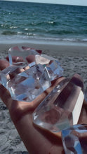 Загружайте и воспроизводите видео в средстве просмотра галереи AAA Clear Quartz Crystal – Diamond-Like Clarity, Charged on New Moon &amp; Ocean Ritual | High-Vibe Divine Frequency Stone.
