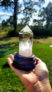 Большая точка прозрачного кварца. Натуральный гималайский тибетский высокогорный необработанный шестигранный точечный кристалл. Обелиск. Прозрачный кварц высокой чистоты с основой