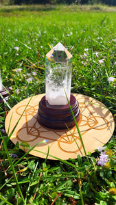 Большая точка прозрачного кварца. Натуральный гималайский тибетский высокогорный необработанный шестигранный точечный кристалл. Обелиск. Прозрачный кварц высокой чистоты с основой