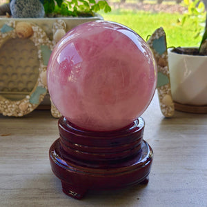 Сфера из натурального розового кварца весом 2,5–3,2 фунта, окружностью 11–13 дюймов с основанием. Большой целебный кристалл ручной работы, исцеление Рейки сердечной чакры. Любовь