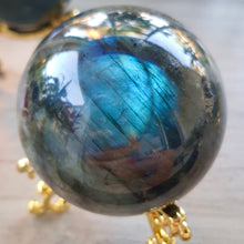 Загрузить изображение в средство просмотра галереи, Шар-сфера из лабрадорита на золотом основании. Исцеляющие кристаллы, рейки, кристалл горловой чакры, кристаллы для медитации. Кристалл третьего глаза. Викка
